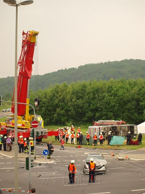 Schwerer Unfall mit Reisebus Lohmar Donrather Dreieck P487.JPG